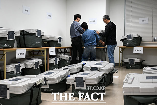 제9회 전국동시지방선거 사전투표가 종료된 30일 오후 서울 영등포구선거관리위원회에서 관계자들이 관내 사전투표함을 보관장소로 인계하고 있다. /서예원 기자