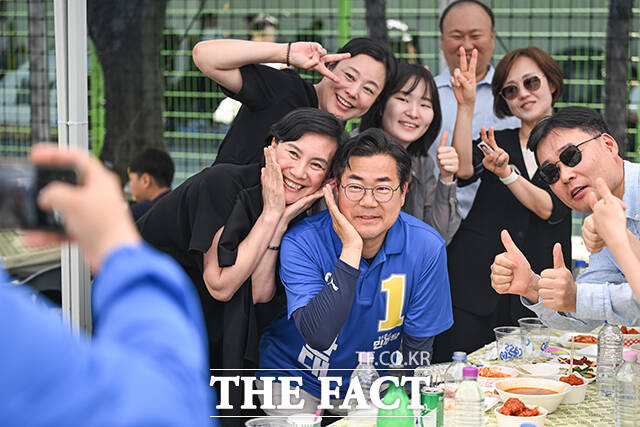 이날 헥터 비자레알 한국GM 사장을 만난 박찬대 인천시장 후보는 헥터 비자레알 사장에게 안정적인 고용과 사업 유지 등을 당부했다.
