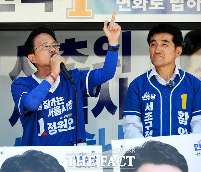 박주민 더불어민주당 의원과 김윤 의원이 30일 오후 서울 서초구 방배역 인근에서 황인식 더불어민주당 서초구청장 후보 지원 유세를 연 가운데 참석한 의원들과 황 후보, 서초구 시의원-구의원 후보들이 파이팅을 외치고 있다. /이효균 기자