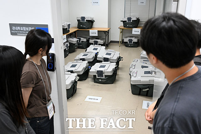 제9회 전국동시지방선거 사전투표가 종료된 30일 오후 서울 영등포구선거관리위원회에서 관계자들이 관내 사전투표함을 보관장소로 인계하고 있다. /서예원 기자