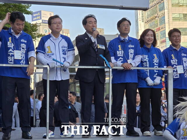 박수현 더불어민주당 충남도지사 후보가 30일 오후 천안시 신부동 신세계백화점 앞 광장에서 열린 합동유세에서 연설을 하고 있다. 왼쪽부터 문진석 의원, 장기수 천안시장 후보, 박수현 충남도지사 후보, 이정문 의원, 전은수 아산을 국회의원 후보, 이재관 의원. /정효기 기자