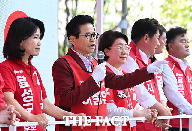 이철우 국민의힘 경북도지사 후보(가운데)가 30일 오후 대구 달성군 다사 만남의광장에서 시민들에게 이진숙 국민의힘 대구 달성군 국회의원 후보에 대한 지지를 호소하고 있다. /대구=박헌우 기자