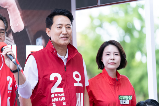 오세훈 국민의힘 서울시장 후보가 30 오후 2시 서울 양천구 목동 현대백화점 후문에서 유세를 펼치고 있다. /오세훈 후보 캠프