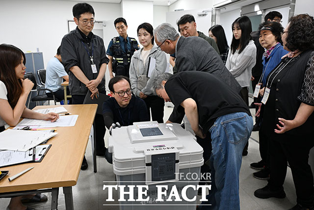 제9회 전국동시지방선거 사전투표가 종료된 30일 오후 서울 영등포구선거관리위원회에서 관계자들이 관내 사전투표함을 보관장소로 인계하고 있다. /서예원 기자