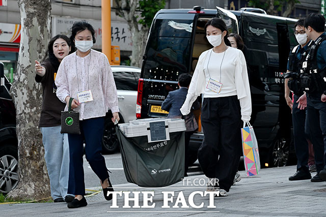 제9회 전국동시지방선거 사전투표가 종료된 30일 오후 서울 영등포구선거관리위원회에서 관계자들이 관내 사전투표함을 보관장소로 인계하고 있다. /서예원 기자