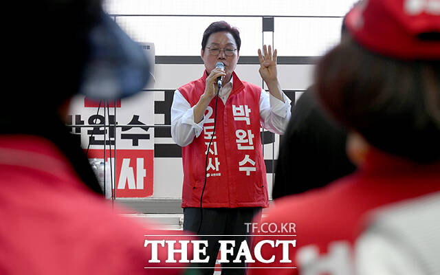 박완수 국민의힘 경남도지사 후보가 30일 오전 경남 창원 명서전통시장을 찾아 지지를 호소하고 있다. /창원=박상민 기자