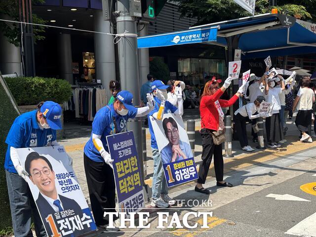 29일 부산 북구 만덕사거리에서 하정우·박민식·한동훈 후보 측 선거운동원과 지지자들의 지지 호소가 교차하고 있다. /김시형 기자