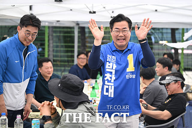 이날 헥터 비자레알 한국GM 사장을 만난 박찬대 인천시장 후보는 헥터 비자레알 사장에게 안정적인 고용과 사업 유지 등을 당부했다.