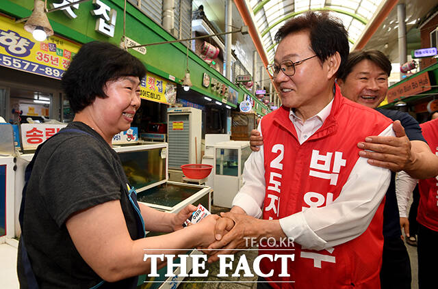 박완수 국민의힘 경남도지사 후보가 30일 오전 경남 창원 명서전통시장을 찾아 지지를 호소하고 있다. /창원=박상민 기자