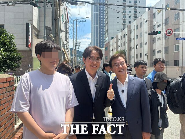 29일 부산 북구 덕천동에서 한 20대 남성 지지자가 전재수 부산시장 후보와 하정우 후보에게 사진 촬영을 요청하고 있다. /김시형 기자