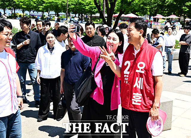오세훈 국민의힘 서울시장 후보가 30일 오후 서울 여의도 한강공원에서 시민들에게 지지를 호소하고 있다. /배정한 기자