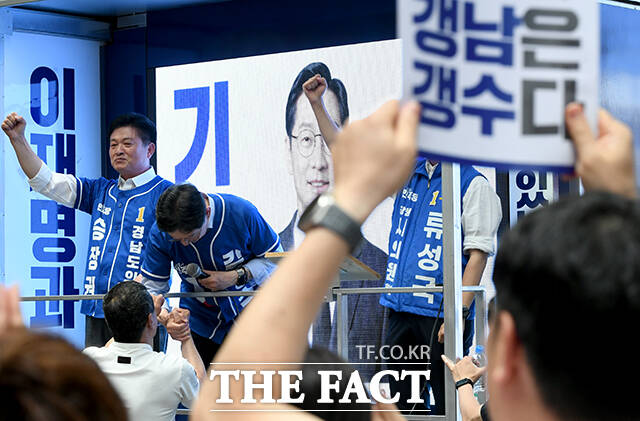김경수 더불어민주당 경남도지사 후보(가운데)가 30일 오전 경남 창원 명서전통시장을 찾아 승장권 더불어민주당 경남도의원 후보(왼쪽)와 류성국 더불어민주당 창원시의원 후보(오른쪽)와 함께 유세차에서 지지를 호소하고 있다. /창원=박상민 기자
