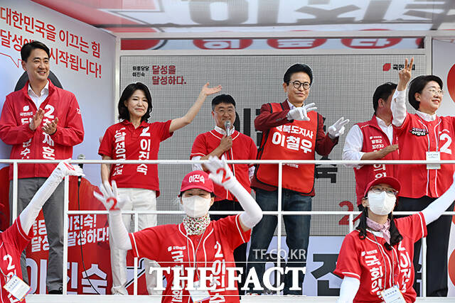 이진숙 국민의힘 대구 달성군 국회의원 후보가 30일 오후 대구 달성군 다사 만남의광장에서 선거운동원의 율동을 따라 하고 있다. /대구=박헌우 기자