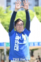 두 팔 들어 인사하는 박찬대 인천시장 후보 [포토]