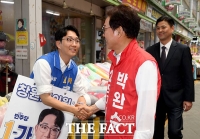  '당은 다르지만' 인사 나누는 박완수-류성국 [포토]