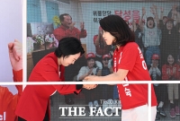  이진숙 후보와 인사하는 손수조 대변인 [포토]