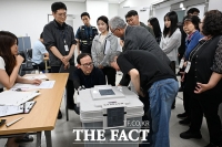  '사전투표 종료'...접수되는 사전투표함 [포토]