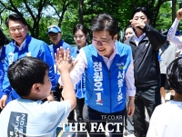  정원오, '정치적 고향' 성동구 서울숲 찾아 도보 유세 [TF사진관]