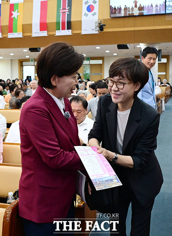 양향자 국민의힘 경기도지사 후보가 주일인 31일 오전 경기 수원시 팔달구 수원제일교회를 찾아 찬송가를 따라 부르고 있다. /수원=임영무 기자