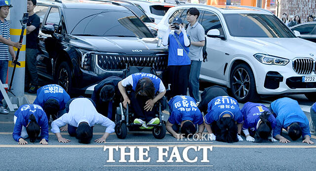 6·3 지방선거 더불어민주당 후보들과 함께 큰절하는 전 후보(왼쪽 두 번째).