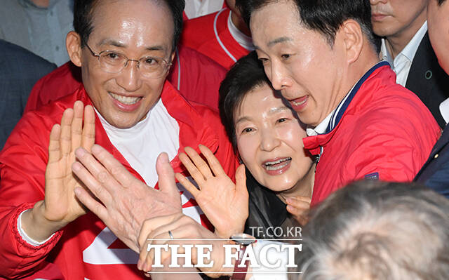 추경호 국민의힘 대구시장 후보(왼쪽)와 유영하 국민의힘 의원(오른쪽)이 31일 오후 대구 수성구 수성못을 찾은 박근혜 전 대통령 곁을 지키고 있다. /대구=박헌우 기자