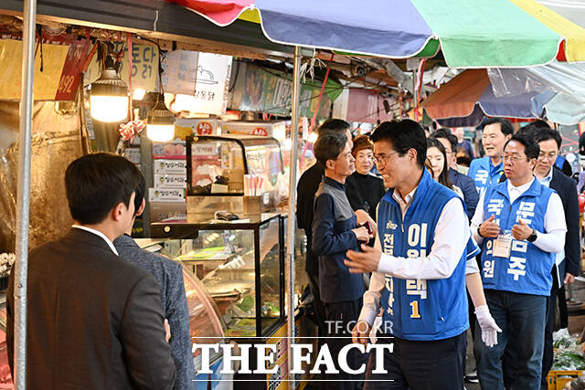 이원택 더불어민주당 전북특별자치도지사 후보(가운데)가 31일 오후 전북 전주시 덕진구 모래내시장에서 시민들에게 지지를 호소하고 있다. /전주=김성렬 기자