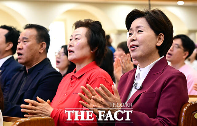양향자 국민의힘 경기도지사 후보가 주일인 31일 오전 경기 수원시 팔달구 수원제일교회를 찾아 찬송가를 따라 부르고 있다. /수원=임영무 기자