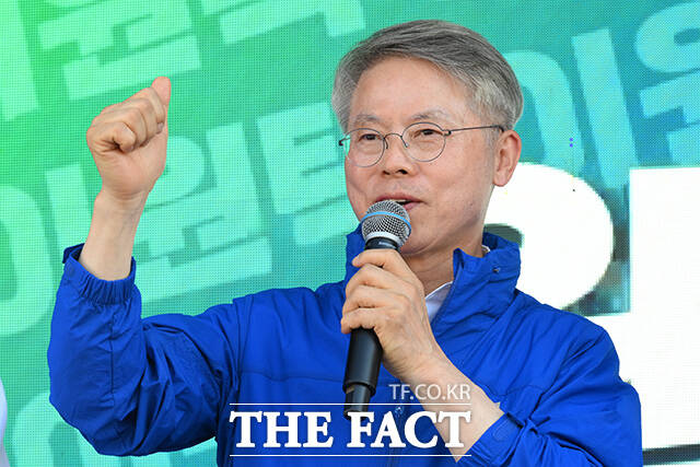이 후보 지지를 호소하는 민 후보.