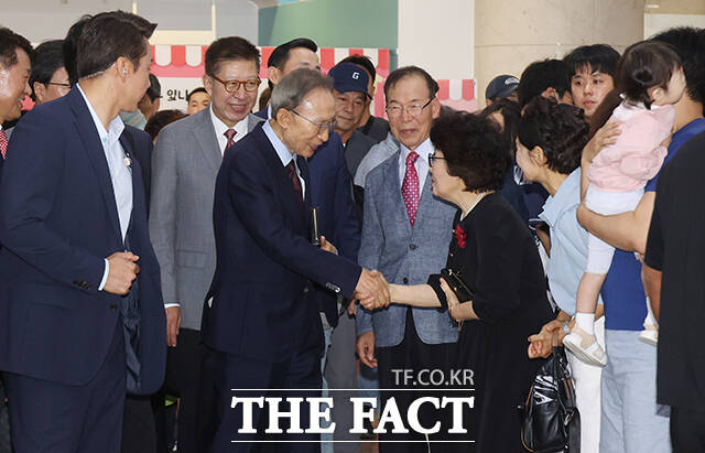 이명박 전 대통령(왼쪽 세 번째)이 31일 오전 부산 해운대구 수영로교회를 찾아 박형준 부산시장 후보(왼쪽 두 번째)와 함께 시민들에게 인사하고 있다. /부산=박상민 기자