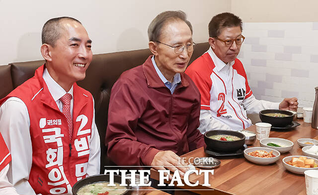 이명박 전 대통령(가운데)이 31일 오후 부산 해운대구 한 돼지국밥집을 찾아 박민식 국민의힘 부산북구갑 국회의원 후보, 박형준 국민의힘 부산시장 후보(왼쪽부터)와 식사를 하고 있다. /부산=박상민 기자