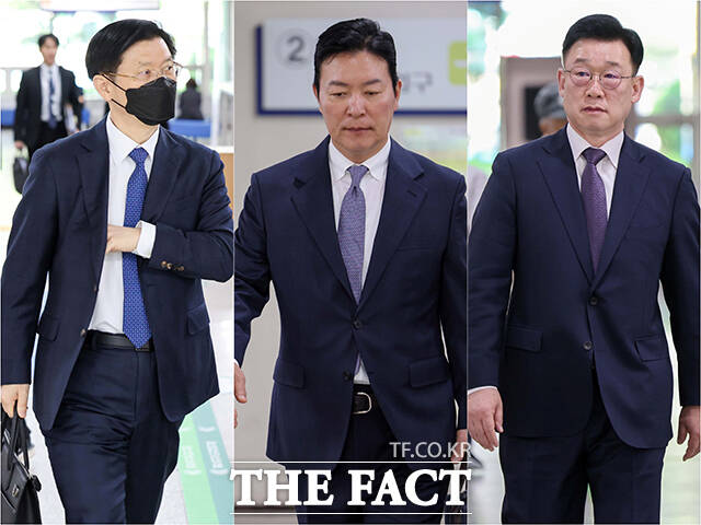 박종준 전 대통령 경호처장, 김성훈 전 대통령 경호처 차장, 이광우 전 대통령 경호처 경호본부장(왼쪽부터)이 지난달 23일 서울 서초구 서울중앙지법에서 열린 특수공무집행방해 등 혐의와 관련한 공판에 참석하고 있다. /남윤호 기자