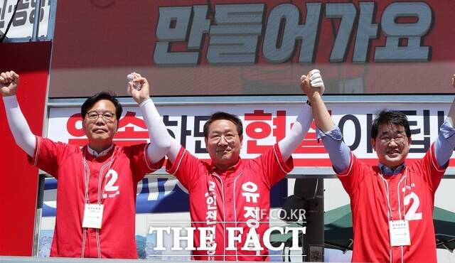 31일 유정복 인천시장 후보가 중구 영종국제도시 유세 현장에서 송언석 국민의힘 원내대표 등과 함께 손을 맞잡아 들어 올리며 시민들에게 지지를 호소하고 있다. /정복캠프