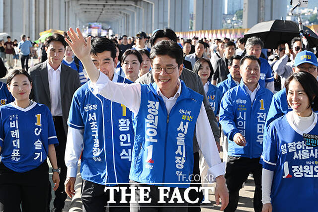 '차 없는 잠수교 뚜벅뚜벅 축제'에 참석해 시민들과 인사 나누는 정원오 후보.
