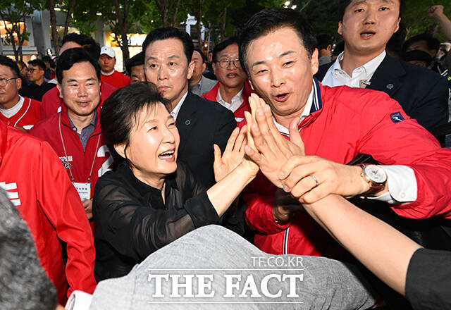 추경호 국민의힘 대구시장 후보(왼쪽)와 유영하 국민의힘 의원(오른쪽)이 31일 오후 대구 수성구 수성못을 찾은 박근혜 전 대통령 곁을 지키고 있다. /대구=박헌우 기자