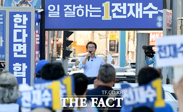 전재수 더불어민주당 부산시장 후보가 31일 오후 부산 수영구 광안리 만남의광장 인근에서 유세차에 올라 지지를 호소하고 있다. /부산=박상민 기자