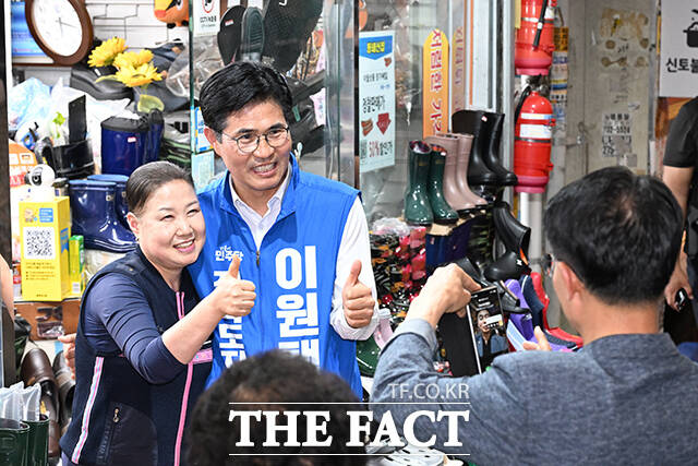 이원택 더불어민주당 전북특별자치도지사 후보(가운데)가 31일 오후 전북 전주시 덕진구 모래내시장에서 시민들에게 지지를 호소하고 있다. /전주=김성렬 기자
