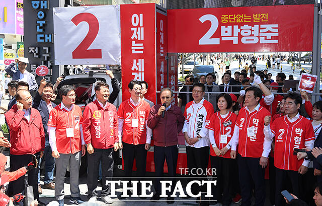 이명박 전 대통령(왼쪽)이 6·3 지방선거 및 국회의원 재보궐선거를 사흘 앞둔 31일 오후 부산 해운대구 해운대시장을 방문해 시민들에게 박형준 국민의힘 부산시장 후보의 지지를 호소하고 있다. /부산=박상민 기자