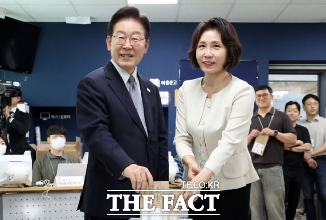 이재명 대통령과 김혜경 여사가 29일 서울 종로구 삼청동 주민센터에 마련된 투표소에서 제9회 전국동시지방선거 사전투표를 하고 있다. /뉴시스