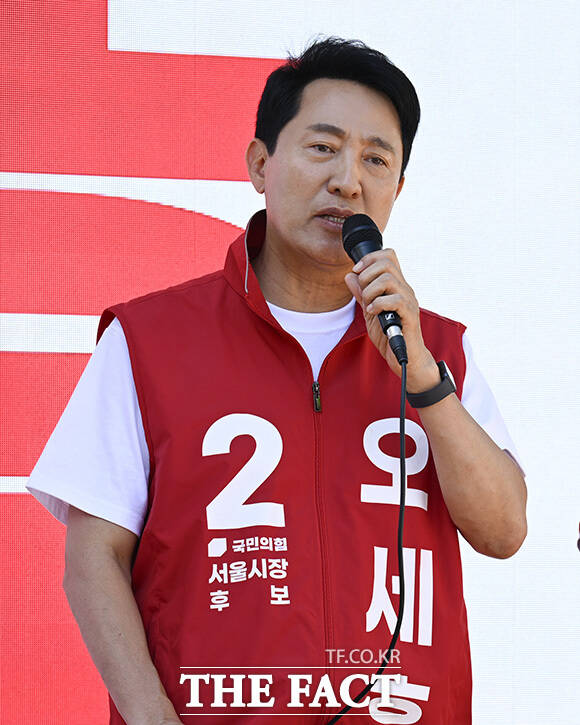 정문헌 국민의힘 서울 종로구청장 후보와 오세훈 후보, 최재형 당협위원장(왼쪽부터)이 지지를 호소하고 있다.