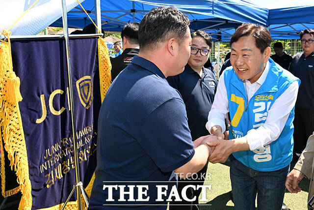 김관영 무소속 전북특별자치도지사 후보가 31일 오후 전북도 익산 성당면 성당포구금방체험관에서 열린 ‘JCI(청년회의소)금강권 체육대회‘에 방문해 참석자들과 인사하고 있다. /익산=김성렬 기자