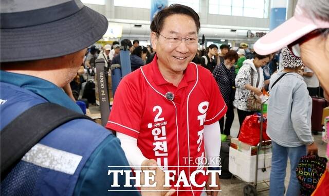 31일 유정복 인천시장 후보가 중구 인천연안여객터미널을 방문해 이용객들과 인사하며 지지를 호소하고 있다. /정복캠프