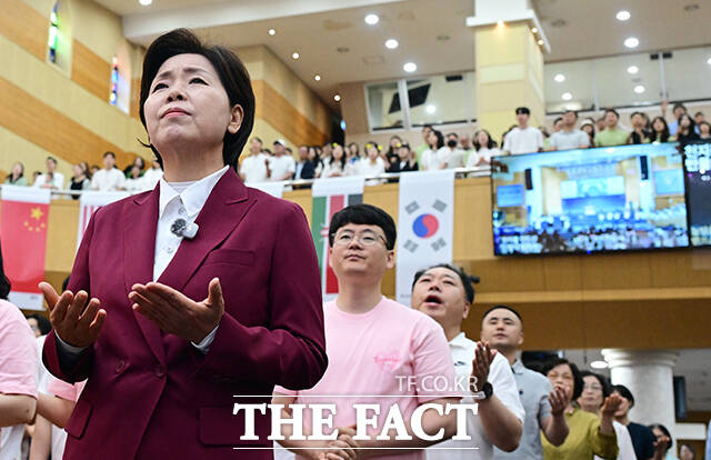양향자 국민의힘 경기도지사 후보가 주일인 31일 오전 경기 수원시 팔달구 수원제일교회를 찾아 찬송가를 따라 부르고 있다. /수원=임영무 기자