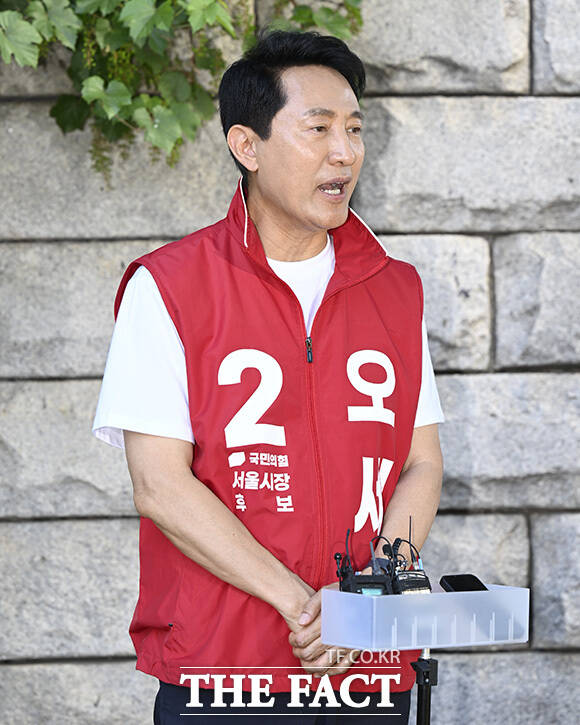 정문헌 국민의힘 서울 종로구청장 후보와 오세훈 후보, 최재형 당협위원장(왼쪽부터)이 지지를 호소하고 있다.