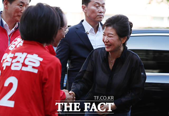 박근혜 전 대통령이 31일 오후 대구 중구 서문시장을 찾아 시장 시민들과 인사를 나누고 있다. /대구=박헌우 기자