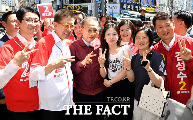 이명박 전 대통령(오른쪽 두 번째)이 6·3 지방선거 및 국회의원 재보궐선거를 사흘 앞둔 31일 오후 부산 해운대구 해운대시장을 방문해 시민들에게 박형준 국민의힘 부산시장 후보(왼쪽 두 번째)의 지지를 호소하고 있다. /부산=박상민 기자