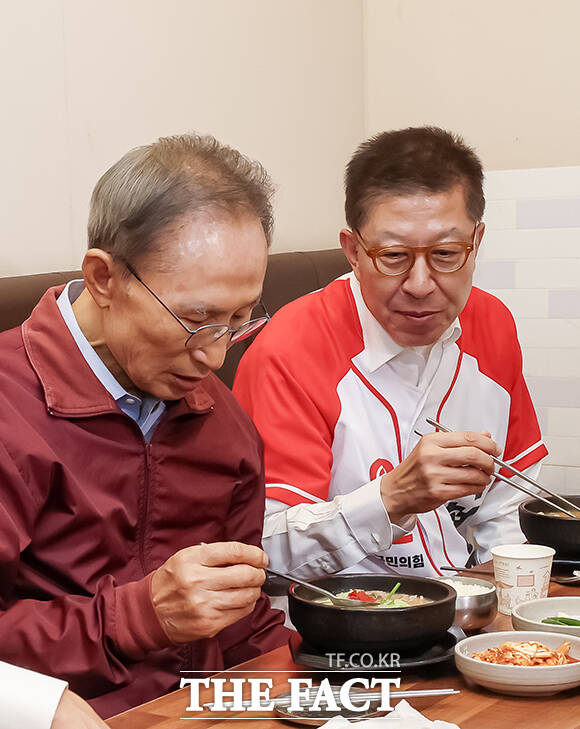 이명박 전 대통령(가운데)이 31일 오후 부산 해운대구 한 돼지국밥집을 찾아 박민식 국민의힘 부산북구갑 국회의원 후보, 박형준 국민의힘 부산시장 후보(왼쪽부터)와 식사를 하고 있다. /부산=박상민 기자