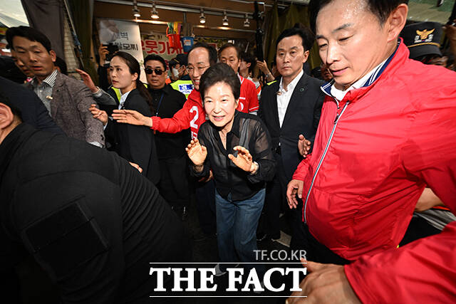 박근혜 전 대통령이 31일 오후 대구 중구 서문시장을 찾아 시장 시민들과 인사를 나누고 있다. /대구=박헌우 기자