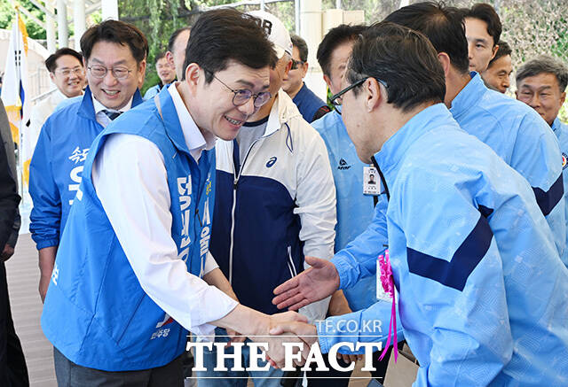 서울특별시 족구협회장기 족구대회에 참석해 관계자들과 인사 나누는 정원오 후보(왼쪽).