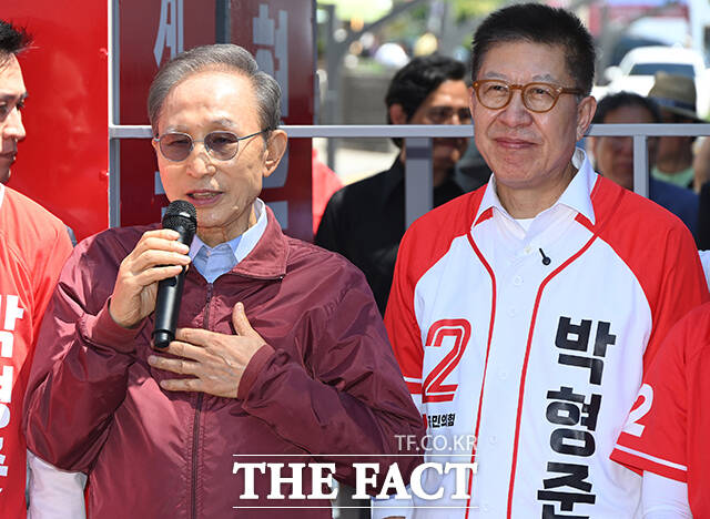 이명박 전 대통령(왼쪽)이 6·3 지방선거 및 국회의원 재보궐선거를 사흘 앞둔 31일 오후 부산 해운대구 해운대시장을 방문해 시민들에게 박형준 국민의힘 부산시장 후보의 지지를 호소하고 있다. /부산=박상민 기자