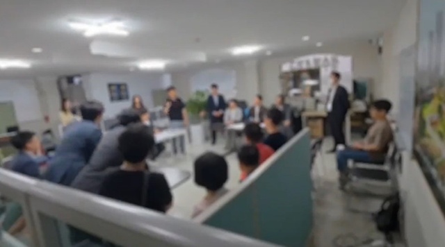 27일 성수4지구 조합 사무실에서 진행된 대우건설과 롯데건설의 입찰제안서 비교표 작성 과정에서 성동구청 공공지원자는 